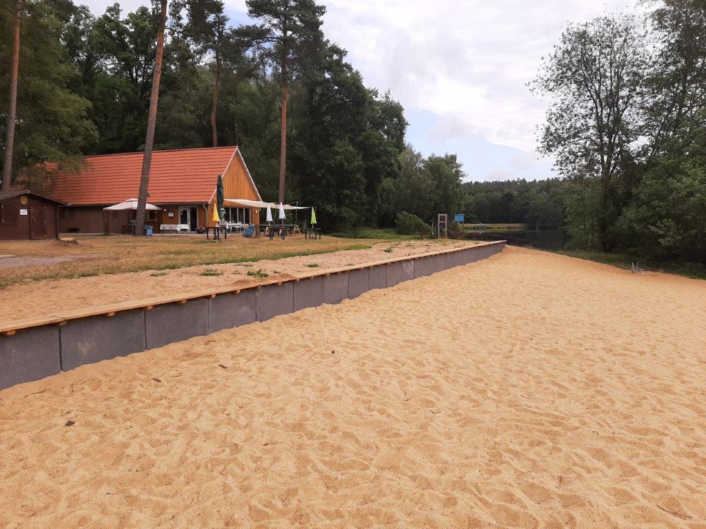 Der Hardausee in Hösseringen ist ein beliebter Badesee, welcher mit einem Kiosk, dem Sandstrand, einem Kinderspielplatz und einem Tretbootverleih einen hohen Erholungswert bietet. Bildquelle: SG Suderburg