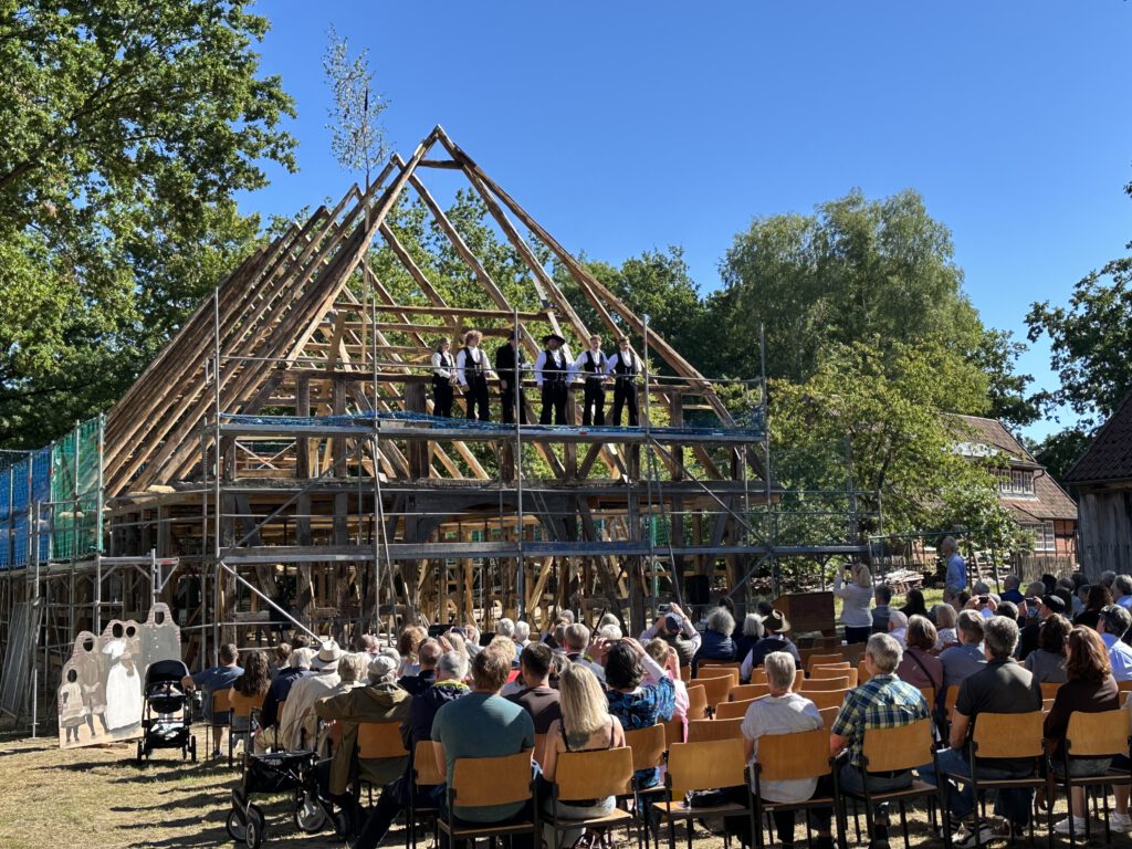 Das 1820 erbaute Haus aus Linden zählt zu den ersten Vierständerbauten der Heideregion Uelzen. Mit dem LEADER-Projekt konnte die erste Bauphase des Wiederaufbaus umgesetzt und der Rohbau errichtet werden.