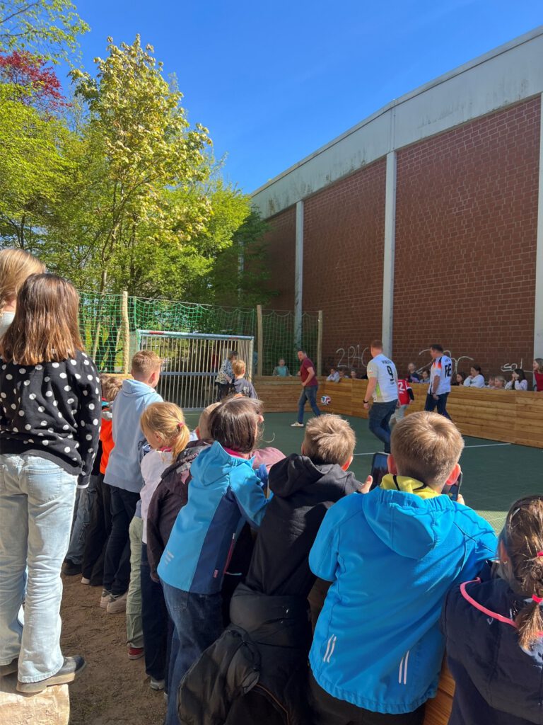 Gemeinsam mit Kindern und Jugendlichen wurde in Rosche ein multifunktionales Spielfeld geschaffen, das die Freizeitangebote in der Region nachhaltig stärkt.