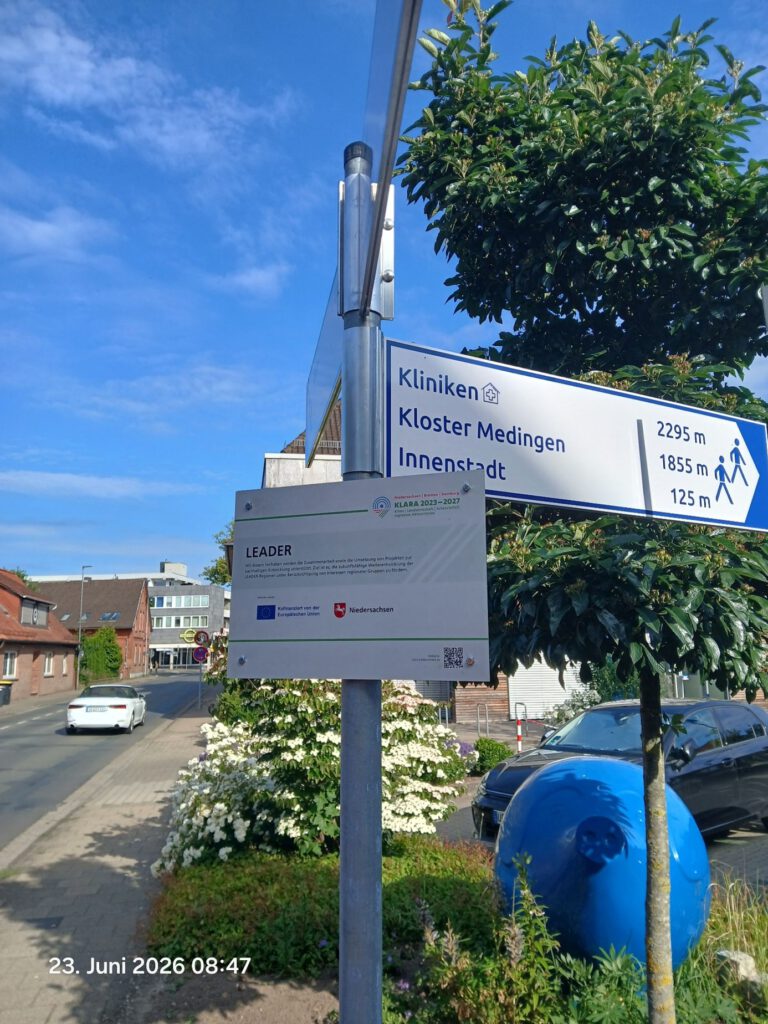 Historisch gewachsen verfügte die Stadt Bad Bevensen über eine Vielzahl an Informations- und Wegweisebeschilderung, die jeweils nur einzelne Themenbereiche abdeckten und kaum Bezug zueinander hatten. Deshalb hat die Stadt ein einheitliches Informations- und Wegweisungssystem für die Kernstadt und den Ortsteil Medingen umgesetzt.