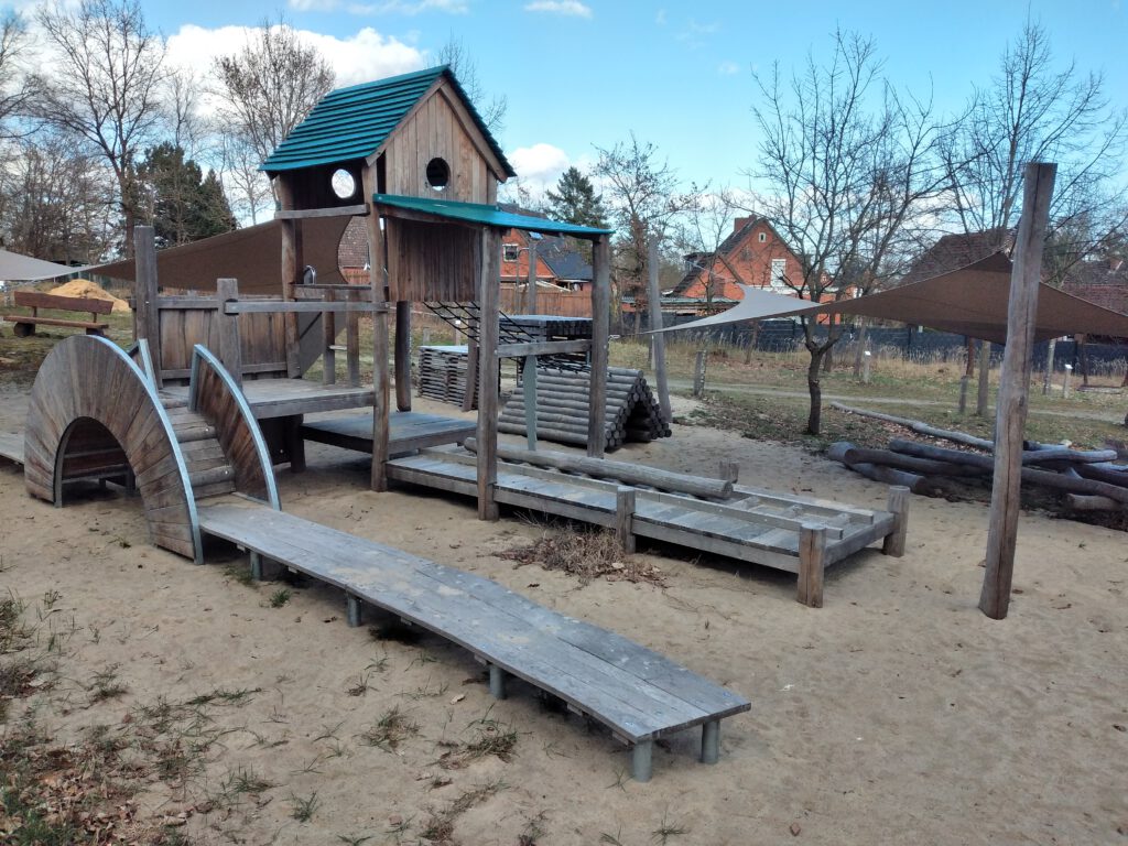 Mit Unterstützung des LEADER-Programms wurden ein thematisch gestalteter Spielplatz mit handwerklich inspirierten Spielbereichen sowie mehrere Beschattungssegel umgesetzt.